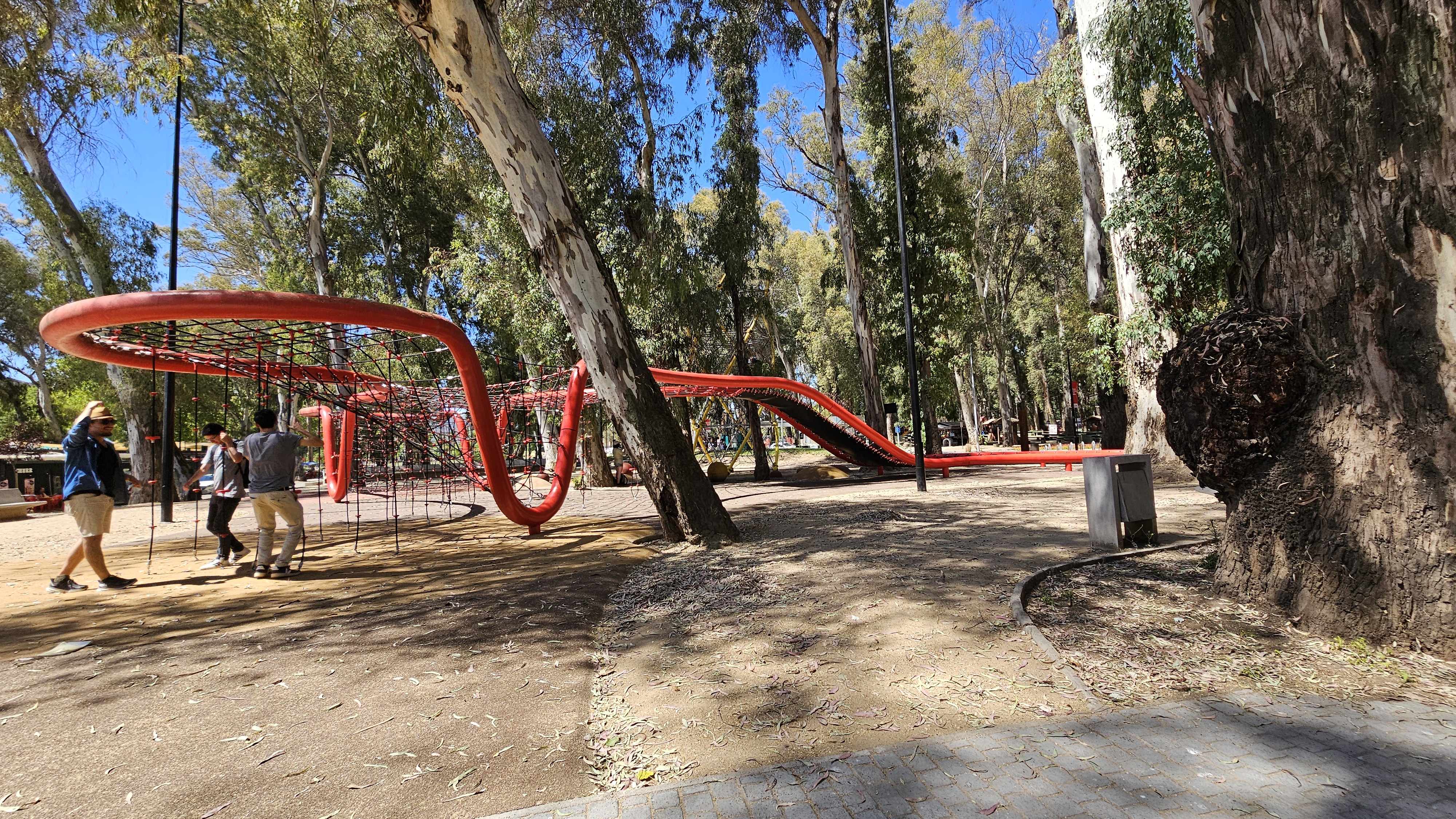 Fotografía de los juegos para escalar con los que cuenta el parque